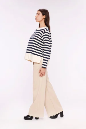 MAGLIA A girocollo con motivo a righe e bordo alto con spacchetti laterali