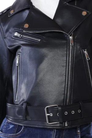 GIACCA ecopelle corta con cerniera diagonale e cinta in vita