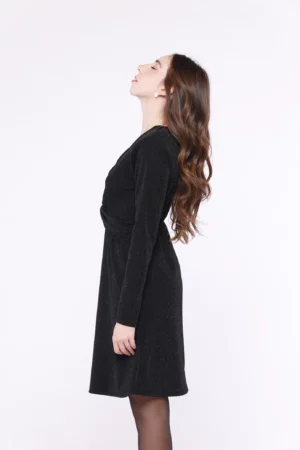 ABITO in lurex lungo al ginocchio con ampio scollo a V annodato alla cinta e manica lunga