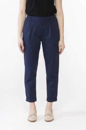 PANTALONE comodo dal taglio classico con risvolti alle caviglie di tendenza ed elastico di chiusura arricciato ai lati