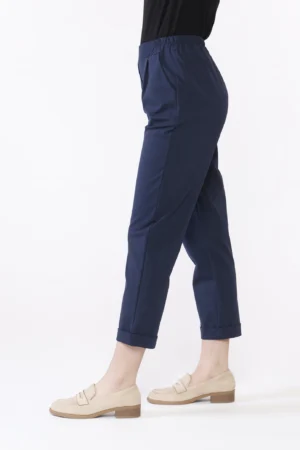 PANTALONE comodo dal taglio classico con risvolti alle caviglie di tendenza ed elastico di chiusura arricciato ai lati