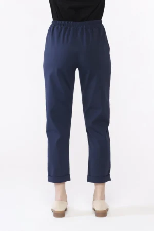 PANTALONE comodo dal taglio classico con risvolti alle caviglie di tendenza ed elastico di chiusura arricciato ai lati