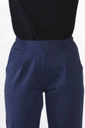 PANTALONE comodo dal taglio classico con risvolti alle caviglie di tendenza ed elastico di chiusura arricciato ai lati