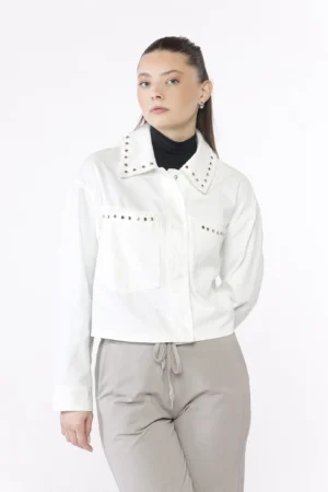 GIACCA corta in denim con strass di tendenza applicati agli orli e alle tasche e bottonicini interni di chiusura