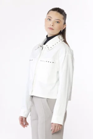 GIACCA corta in denim con strass di tendenza applicati agli orli e alle tasche e bottonicini interni di chiusura