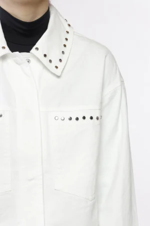 GIACCA corta in denim con strass di tendenza applicati agli orli e alle tasche e bottonicini interni di chiusura