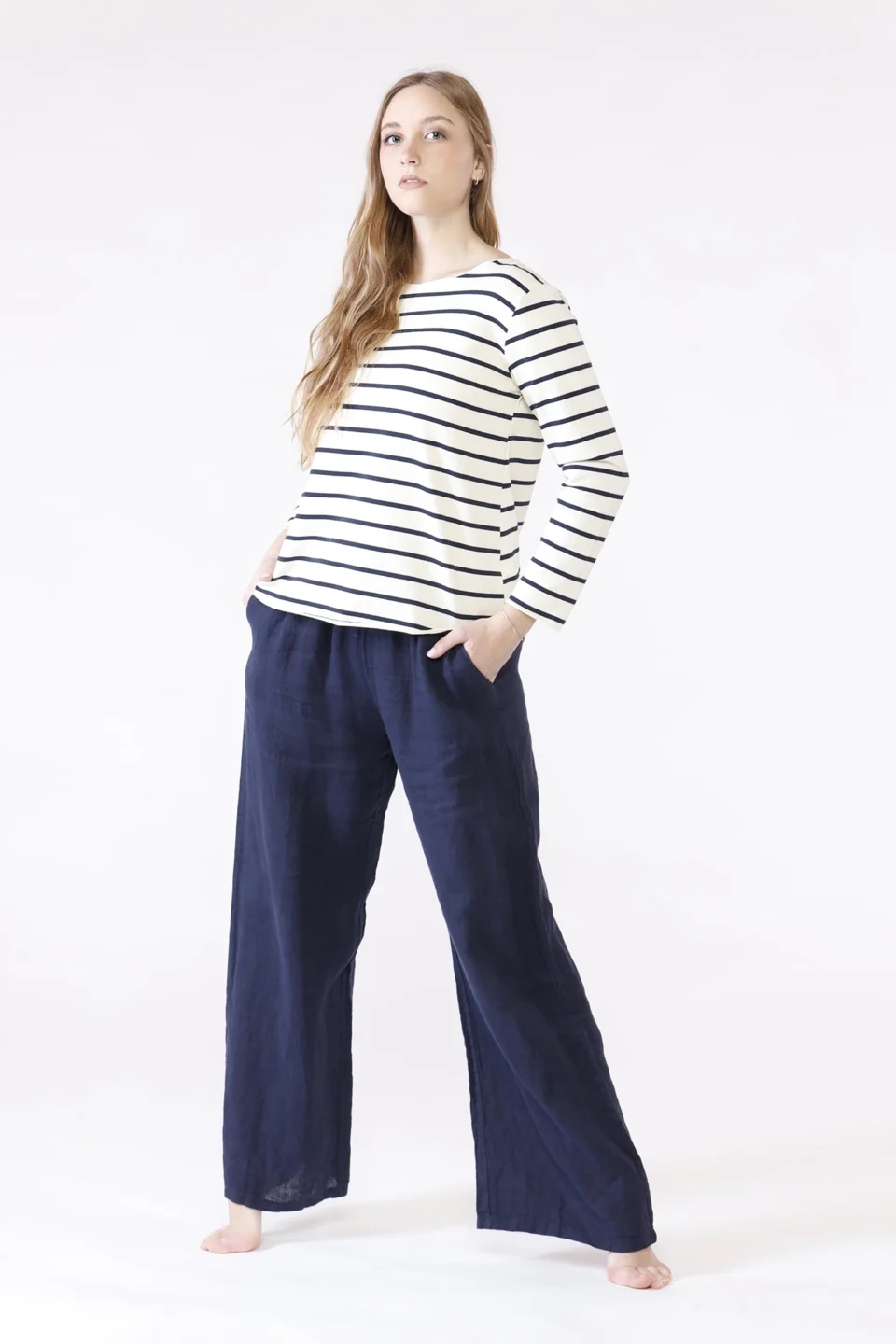 MAGLIA a righe di tendenza con orli non  rifiniti e scollo a barchetta ONEWORLD HYBRID