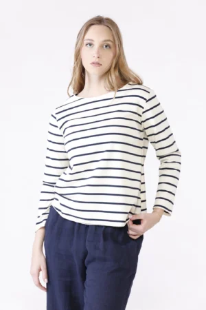 MAGLIA a righe di tendenza con orli non  rifiniti e scollo a barchetta