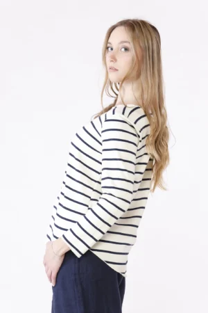 MAGLIA a righe di tendenza con orli non  rifiniti e scollo a barchetta