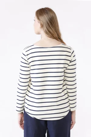 MAGLIA a righe di tendenza con orli non  rifiniti e scollo a barchetta