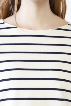 MAGLIA a righe di tendenza con orli non  rifiniti e scollo a barchetta