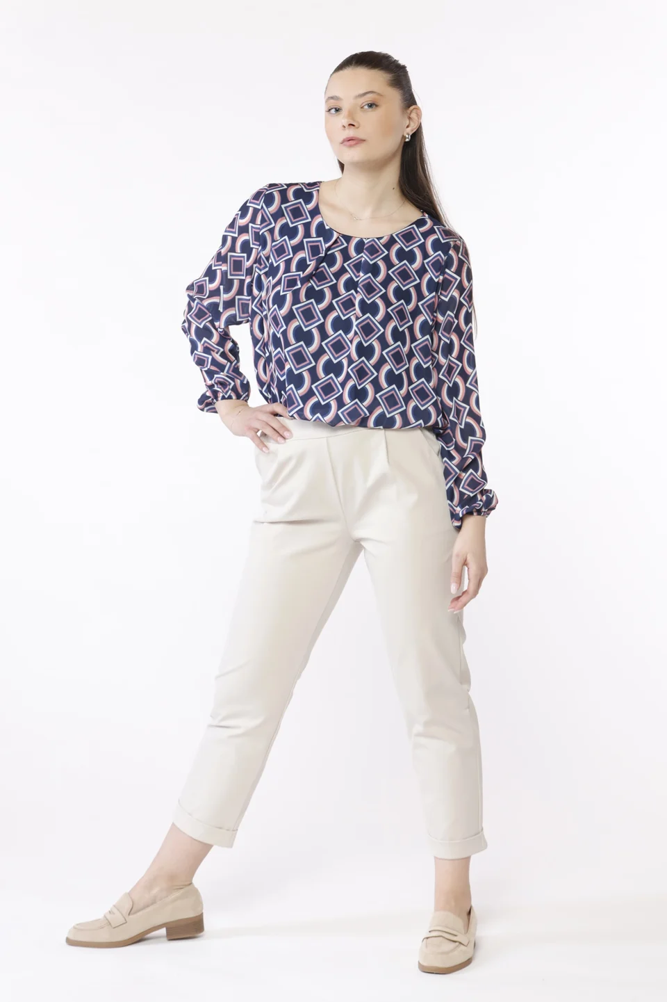 PANTALONE dal taglio classico con graziose pence sul davanti con risvolti alle caviglie con comodo elastico in chiusura ONEWORLD HYBRID