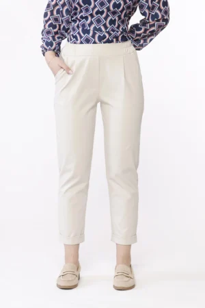 PANTALONE dal taglio classico con graziose pence sul davanti con risvolti alle caviglie con comodo elastico in chiusura