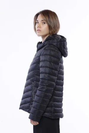 GIACCA piumino corto trapuntato con cappuccio regolabile da cordino elastico