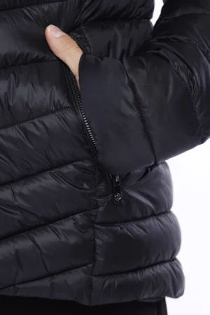GIACCA piumino corto trapuntato con cappuccio regolabile da cordino elastico