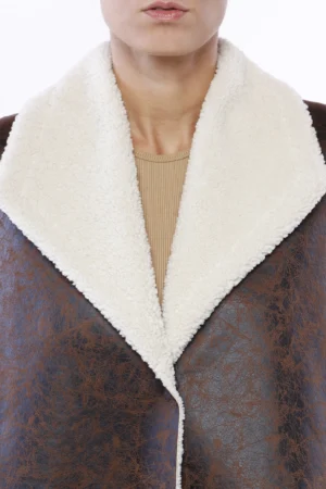 GILET caldo, di tendenza con collo reverese e interno teddy