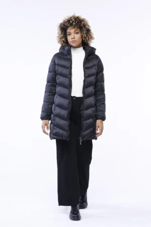 GIUBBOTTO Piumino lungo trapuntato e sagomato con chiusura a cerniera e cappuccio regolabile con cordini