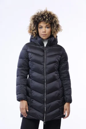 GIUBBOTTO Piumino lungo trapuntato e sagomato con chiusura a cerniera e cappuccio regolabile con cordini