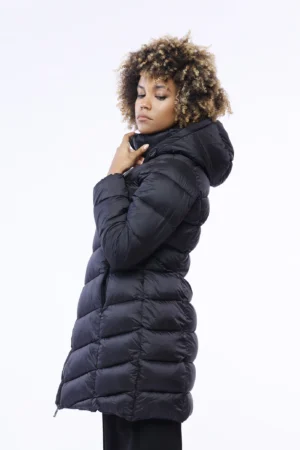 GIUBBOTTO Piumino lungo trapuntato e sagomato con chiusura a cerniera e cappuccio regolabile con cordini