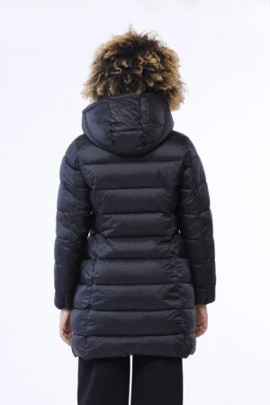 GIUBBOTTO Piumino lungo trapuntato e sagomato con chiusura a cerniera e cappuccio regolabile con cordini