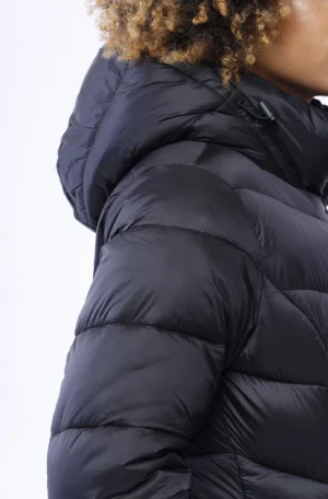 GIUBBOTTO Piumino lungo trapuntato e sagomato con chiusura a cerniera e cappuccio regolabile con cordini