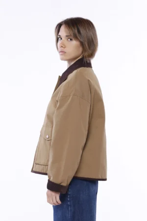 GIUBBOTTO Tipo parka con comode tasche e doppia chiusura