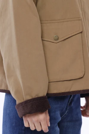 GIUBBOTTO Tipo parka con comode tasche e doppia chiusura