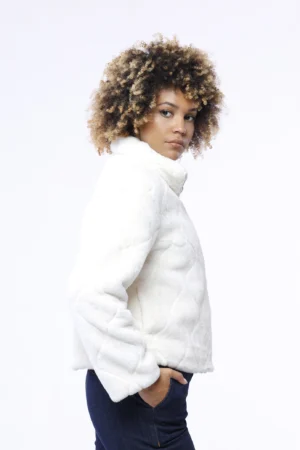 CAPPOTTO Corto di tendenza in teddy lavorato con chiusura a cerniera