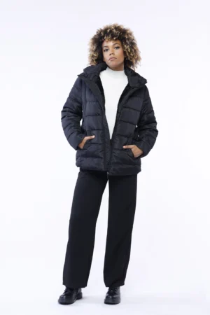 GIUBBOTTO Piumino corto con chiusura a zip e comode tasche a filetto chiuse con cerniera