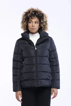 GIUBBOTTO Piumino corto con chiusura a zip e comode tasche a filetto chiuse con cerniera