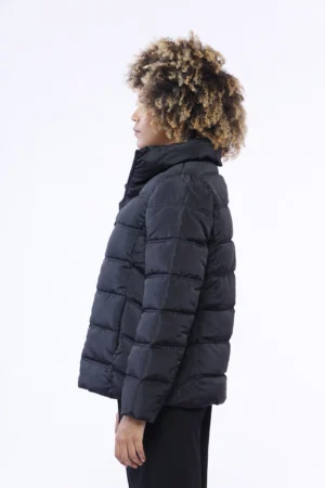 GIUBBOTTO Piumino corto con chiusura a zip e comode tasche a filetto chiuse con cerniera