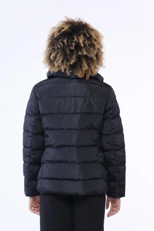 GIUBBOTTO Piumino corto con chiusura a zip e comode tasche a filetto chiuse con cerniera