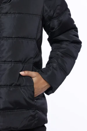 GIUBBOTTO Piumino corto con chiusura a zip e comode tasche a filetto chiuse con cerniera