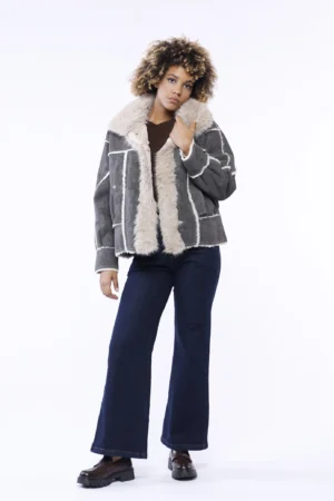 GIUBBOTTO morbida e scamosciata di tendenza con interno in teddy e comode tasche laterali