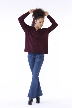 MAGLIA casual con orli a costine e colletto alla francese tagliato a V