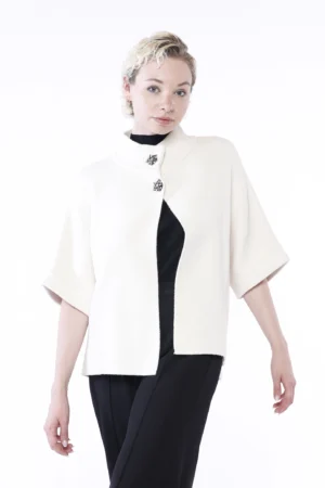 CARDIGAN tipo poncho con grazioso bottone alamaro e maniche a kimono