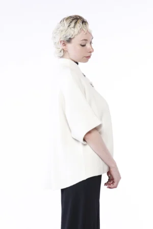 CARDIGAN tipo poncho con grazioso bottone alamaro e maniche a kimono