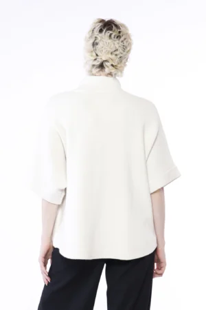 CARDIGAN tipo poncho con grazioso bottone alamaro e maniche a kimono