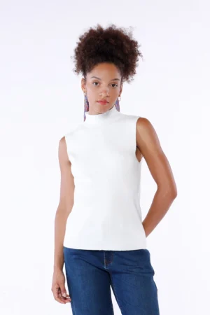 MAGLIA in maglia a collo alto e smanicato