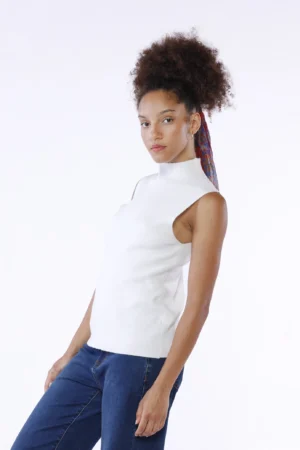 MAGLIA in maglia a collo alto e smanicato