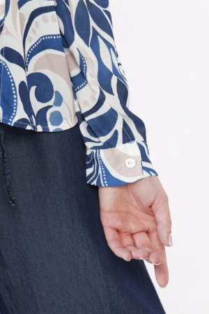 BLUSA con bottoni a fantasia di fiori e colletto alla francese