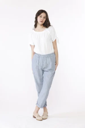 PANTALONE rigato comodo e di tendenza con elastico in chiusura e tasche laterali