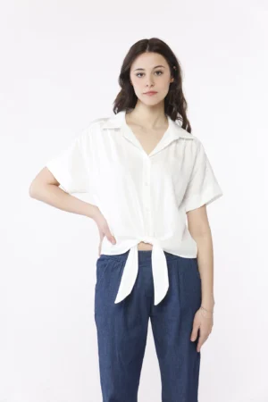 CAMICIA annodata a manica corta con colletto alla francese e bottoncini bianchi