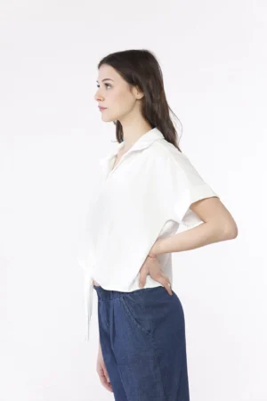 CAMICIA annodata a manica corta con colletto alla francese e bottoncini bianchi