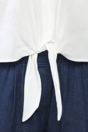 CAMICIA annodata a manica corta con colletto alla francese e bottoncini bianchi