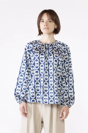 BLUSA fresche serate con stampa fantasia di catene e grazioso scollo con bottoncino sul davanti