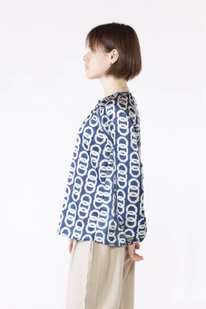 BLUSA fresche serate con stampa fantasia di catene e grazioso scollo con bottoncino sul davanti