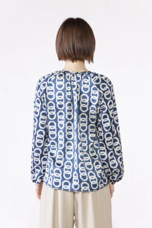 BLUSA fresche serate con stampa fantasia di catene e grazioso scollo con bottoncino sul davanti