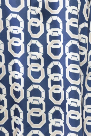 BLUSA fresche serate con stampa fantasia di catene e grazioso scollo con bottoncino sul davanti