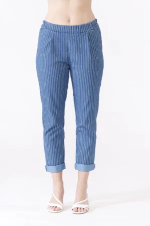 PANTALONE rigato con risvolti alle caviglie e comoda chiusura a elastico